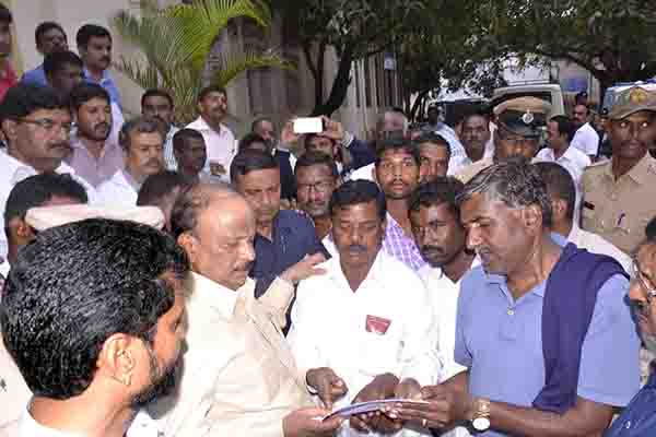 ಹಲಸುಬಾಳು ಗ್ರಾಮದ ಬಂಡಿ ದಾರಿ ತೆರವುಗೊಳಿಸಲು ಒತ್ತಾಯ